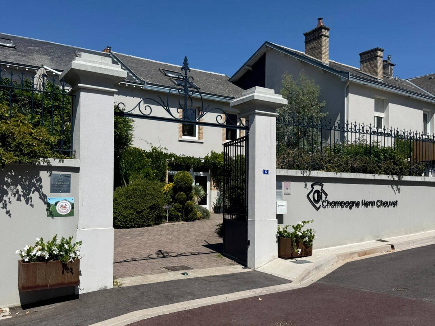 Indgangsporten til Champagne Henri Chauvet i Rilly-la-Montagne