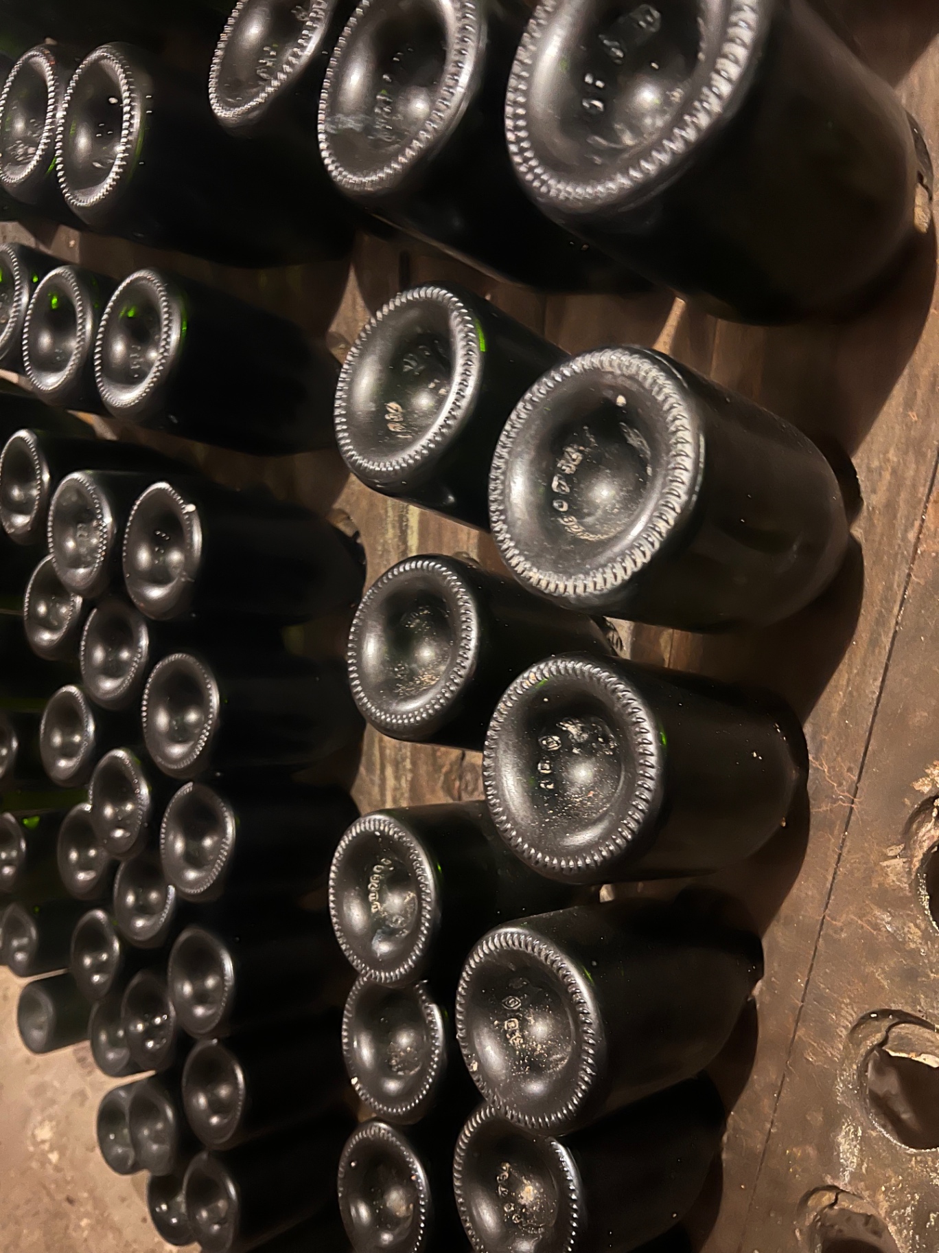 Champagneflasker der lagrer på siden i en kalkkælder