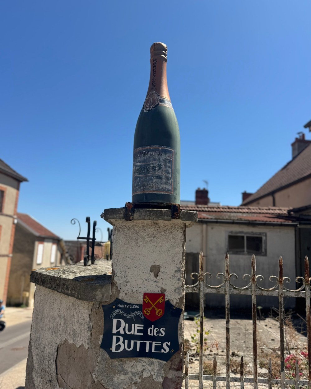 Gammel champagneflaske på en mur ved Rue des Buttes i Hautvillers